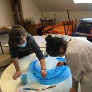 Sarah et Kaïna, concentrées sur leur vague